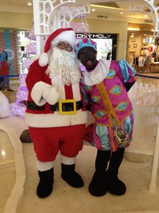 Badut Santa clous dan zwarte piet
